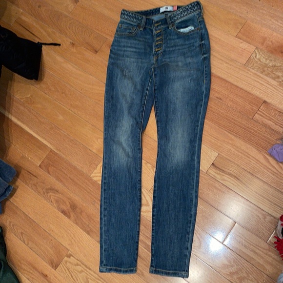 Cabi Button Fly Skinny jeans  - style 5694 (Spring 2020) - Picture 4 of 7
